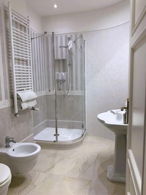 Via Nuova Apartments Лука Екстериор снимка